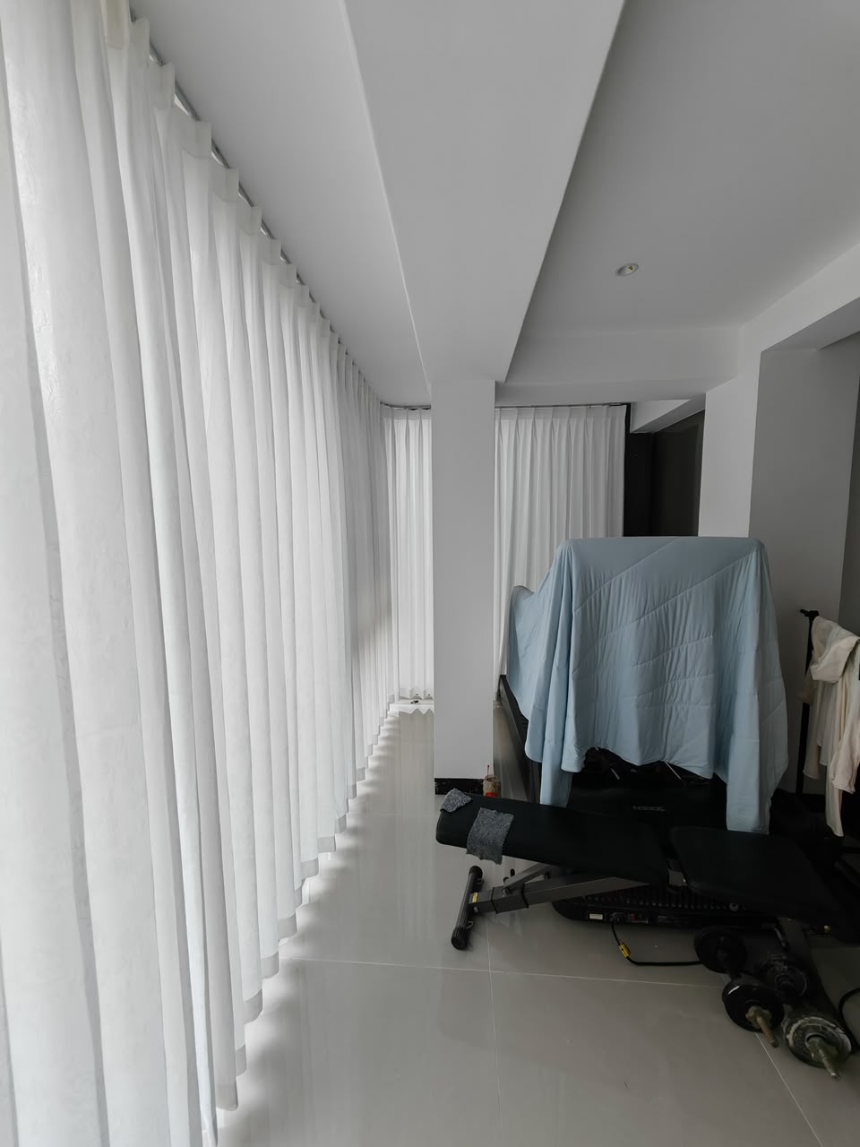 Weisse Vorhänge entlang einer langen Fensterfront
